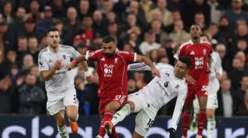 تدخل قوي يوقف محمد صلاح في قمة ليفربول واليونايتد ويثير جدلًا واسعًا